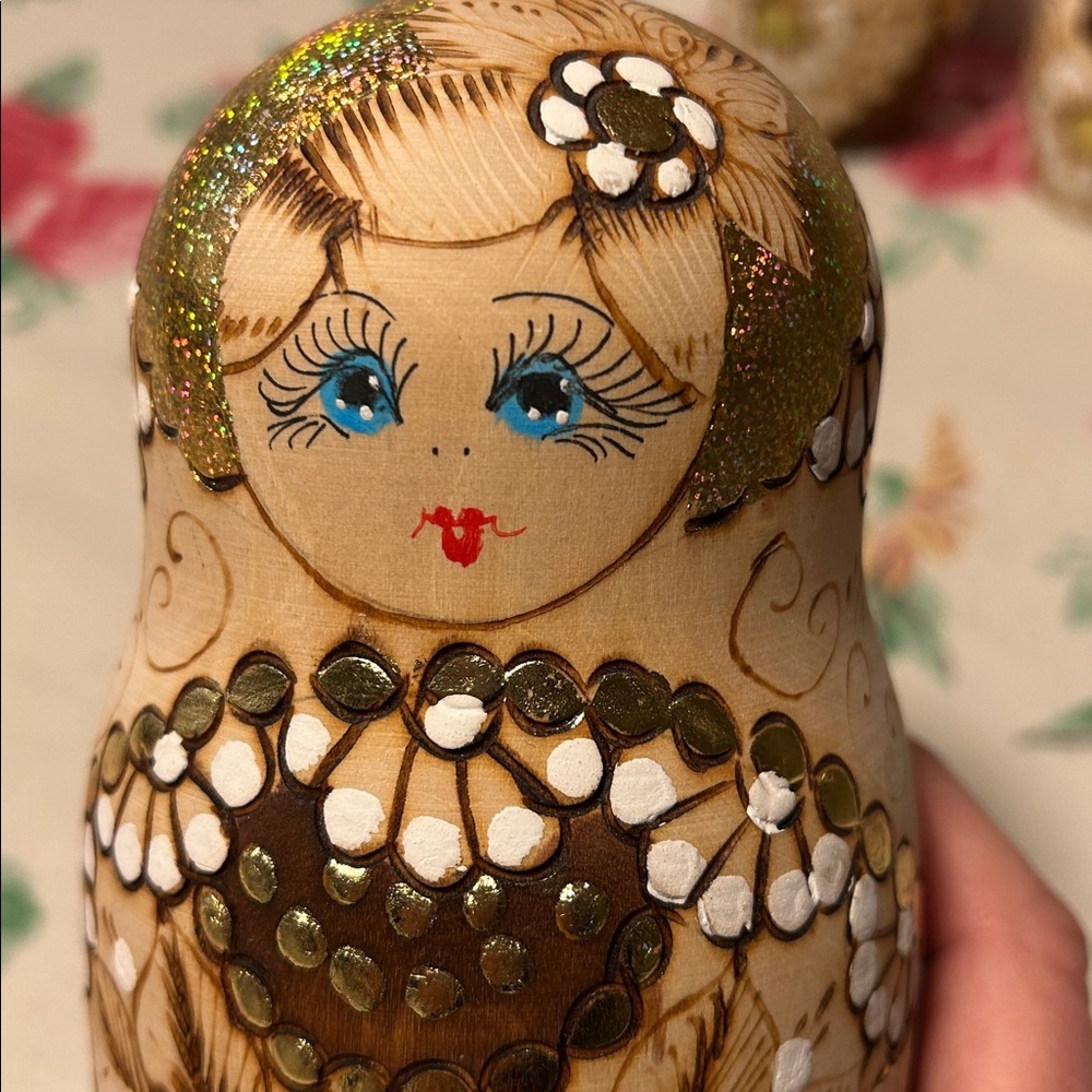 Russian nesting dolls - Picture 2 of 8